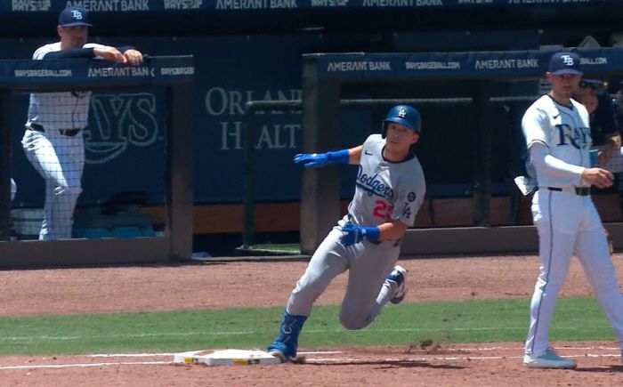 LA 다저스 토미 에드먼이 4일(한국시각) 탬파베이 레이스와의 원정경기에서 5회초 중전안타를 치고 1루를 도는 순간 오른쪽 발목을 접질리고 있다. 사진=MLB.TV 캡처