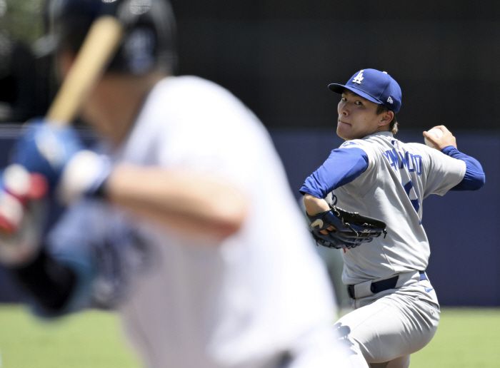 야마모토가 4회말 투구를 하고 있다. AP연합뉴스