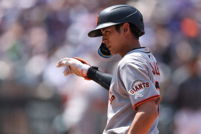 샌프란시스코 자이언츠 이정후가 4일(한국시각) 뉴욕 시티필드에서 열린 뉴욕 메츠전에서 4회초 중전안타를 터뜨린 뒤 1루에 도착해 동료들에 시그널을 보내고 있다. Imagn Images연합뉴스