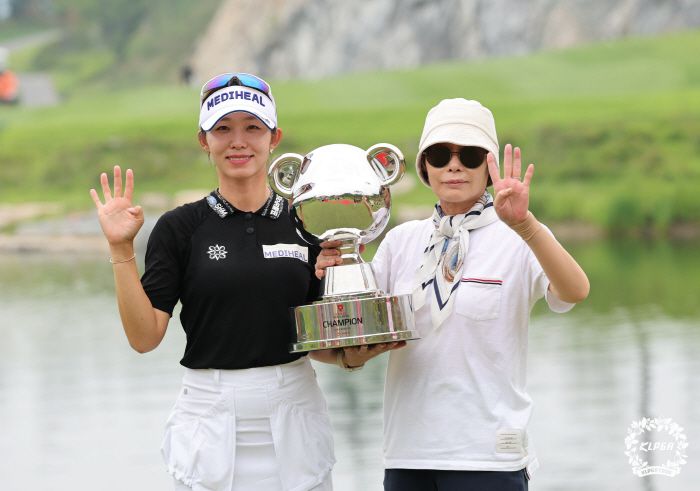 배소현 2025 오로라월드 레이디스 챔피언십 FR 어머니와 우승 트로피