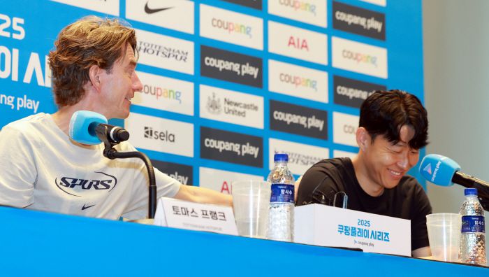 손흥민 등 두두리는 토마스 프랑크 감독      (서울=연합뉴스) 신현우 기자 = 잉글랜드 프로축구 토트넘 토마스 프랑크 감독이 2일 서울 영등포구 IFC 더포럼에서 열린 2025 쿠팡플레이 시리즈 기자회견에 참석해 취재진 질문에 답하며 손흥민 등을 두드리고 있다.      이날 손흥민은 기자회견에 앞서 별도의 발언을 통해 "올여름 팀을 떠나기로 결정했다"고 발표했다.