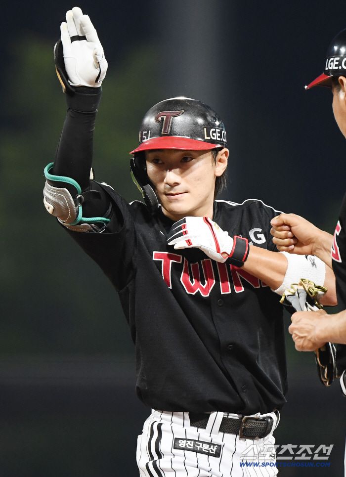 23일 광주 기아 챔피언스필드에서 열린 LG-KIA전. 7회초 무사 3루 신민재가 1타점 적시타를 친 후 기뻐하고 있다. 광주=정재근 기자 cjg@sportschosun.com/2025.7.23/