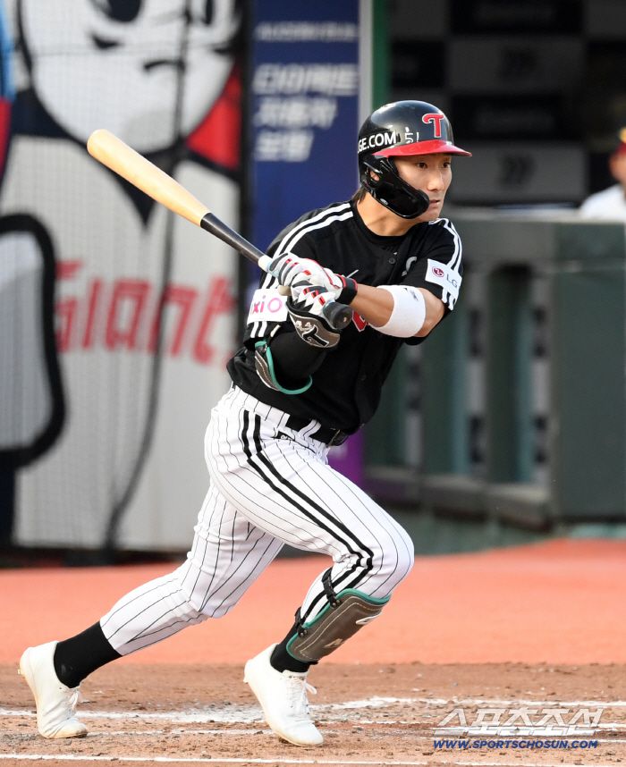 3일 부산 사직구장에서 열린 롯데 자이언츠와 LG 트윈스의 경기. 3회초 1사 1,2루 LG 신민재가 타격을 하고 있다. 부산=박재만 기자 pjm@sportschosun.com/2025.07.03/