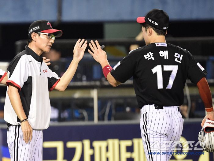 26일 잠실구장에서 열린 두산과 LG의 경기. LG가 두산에 승리하며 6연승을 기록했다. 경기 종료 후 선수들과 하이파이브를 나누고 있는 LG 염경엽 감독. 잠실=송정헌 기자songs@sportschosun.com/2025.07.26/