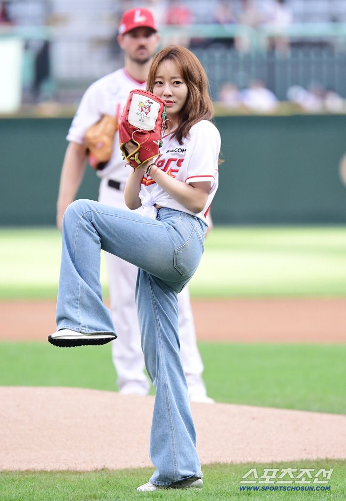 6일 인천 SSG랜더스필드에서 열린 SSG와 삼성의 경기. 기념 시구를 하고 있는 가수 신예영. 인천=송정헌 기자songs@sportschosun.com/2025.08.06/