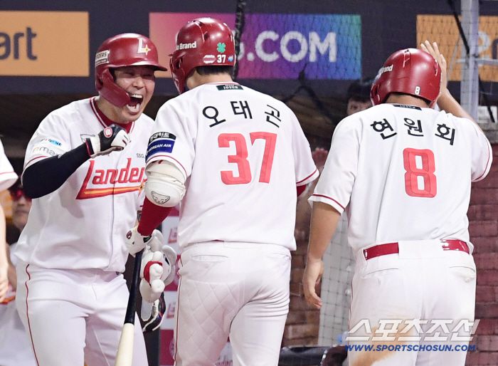 6일 인천 SSG랜더스필드에서 열린 SSG와 삼성의 경기. 6회 대타로 나와 역전 3점 홈런을 날린 SSG 오태곤. 인천=송정헌 기자songs@sportschosun.com/2025.08.06/