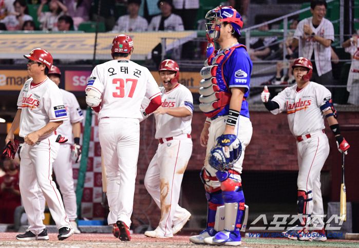 6일 인천 SSG랜더스필드에서 열린 SSG와 삼성의 경기. 6회 대타로 나와 역전 3점 홈런을 날린 SSG 오태곤. 인천=송정헌 기자songs@sportschosun.com/2025.08.06/