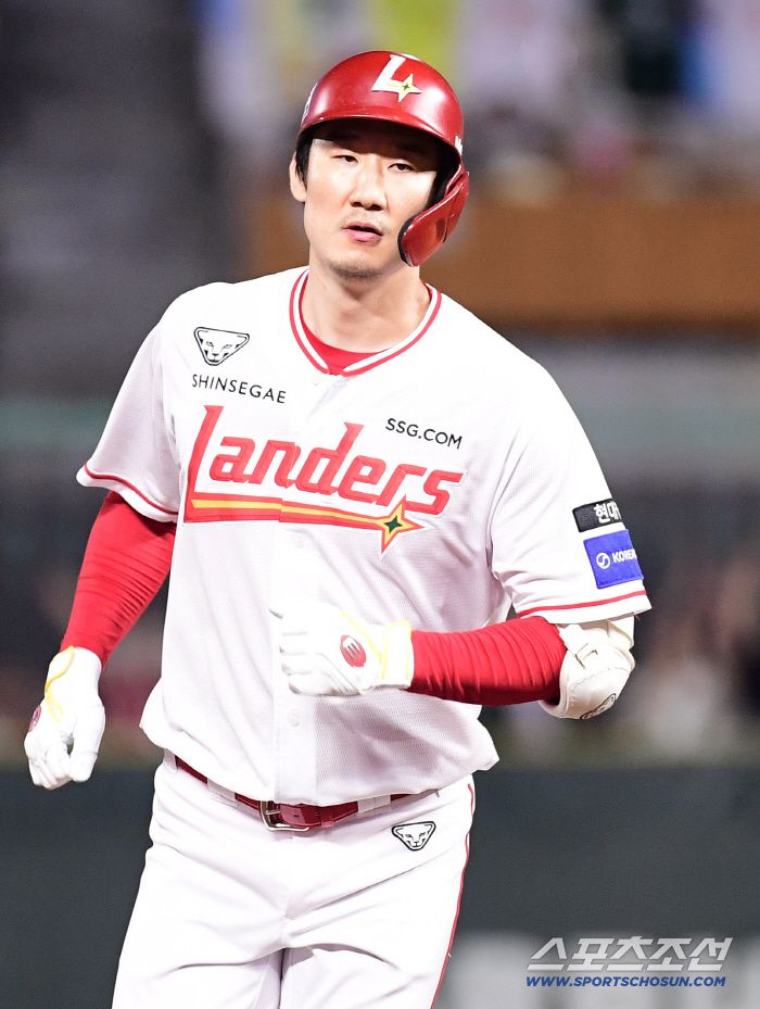 6일 인천 SSG랜더스필드에서 열린 SSG와 삼성의 경기. 6회 대타로 나와 역전 3점 홈런을 날린 SSG 오태곤. 인천=송정헌 기자songs@sportschosun.com/2025.08.06/