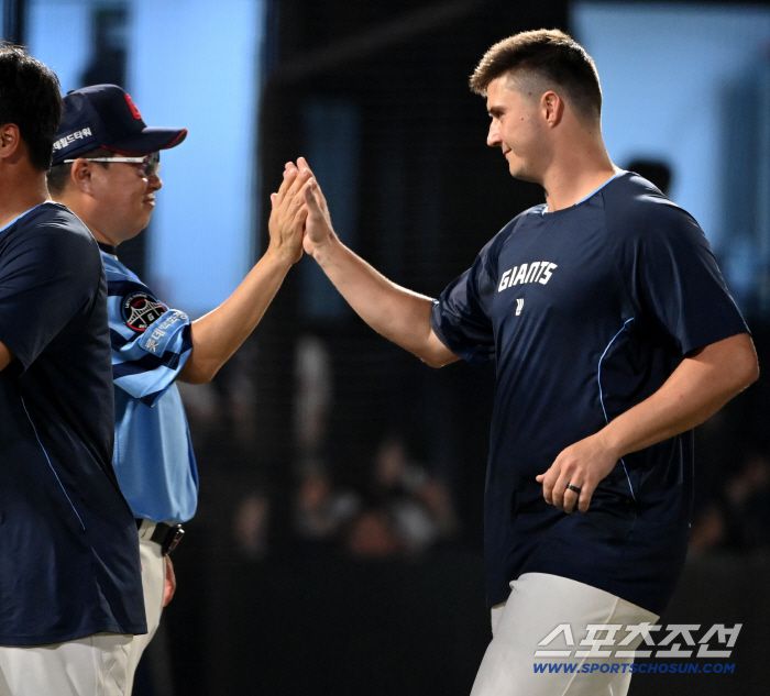 6일 부산 사직야구장에서 KIA와 롯데의 경기가 열렸다. 롯데가 7대1로 승리했다. 승리의 기쁨을 나누는 김태형 감독과 데이비슨의 모습. 부산=허상욱 기자wook@sportschosun.com/2025.08.06/