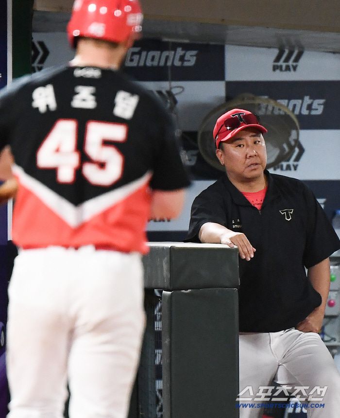 27일 부산 사직구장에서 열린 KIA와 롯데의 경기. 7회초 1사 2루 위즈덤이 삼진으로 물러나자 이범호 감독이 아쉬워하고 있다. 부산=정재근 기자 cjg@sportschosun.com/2025.7.27/