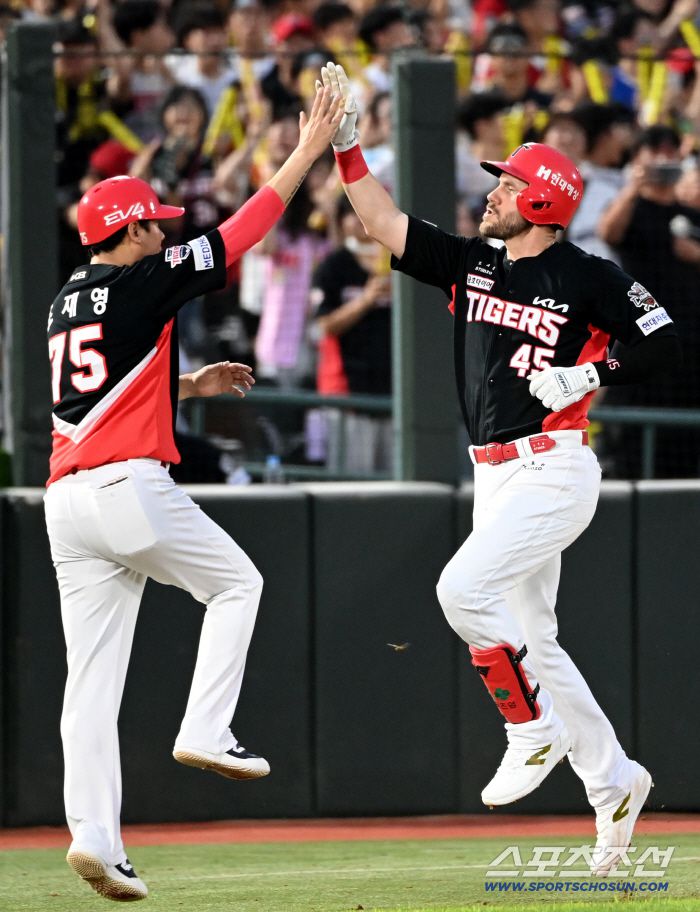7일 부산 사직야구장에서 열린 KIA와 롯데의 경기, 4회초 위즈덤이 좌월 솔로홈런을 치고 조재영 3루 코치와 기쁨을 나누고 있다. 부산=허상욱 기자wook@sportschosun.com/2025.08.07/