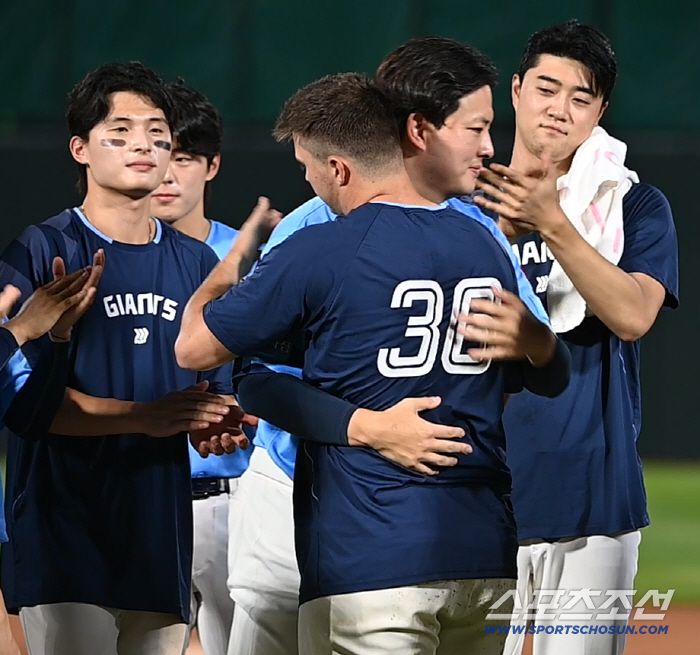 6일 부산 사직야구장에서 KIA와 롯데의 경기가 열렸다. 롯데가 7대1로 승리했다. 이날 마지막 등판을 마친 데이비슨이 동료들과 작별인사를 하고 있다. 부산=허상욱 기자wook@sportschosun.com/2025.08.06/