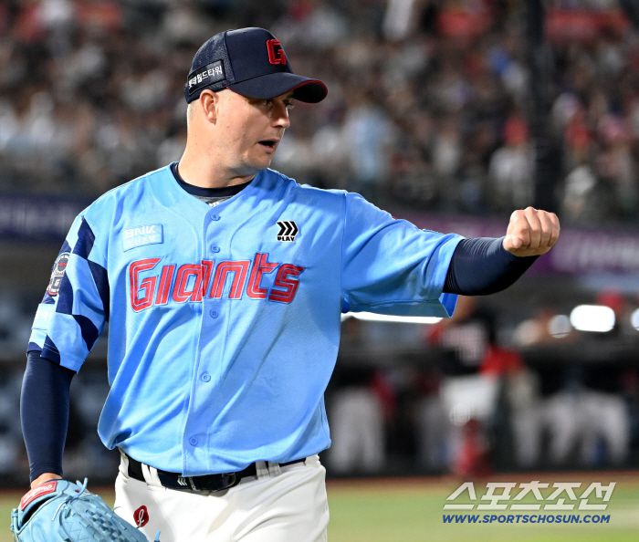 6일 부산 사직야구장에서 KIA와 롯데의 경기가 열렸다. 6회초 투구를 무실점으로 마친 데이비슨이 기쁨을 나누고 있다. 부산=허상욱 기자wook@sportschosun.com/2025.08.06/