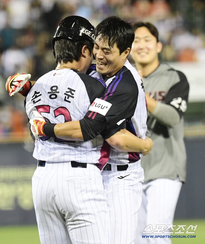 8일 잠실야구장에서 열린 LG와 한화의 경기. 10회말 1사 만루 LG 천성호가 끝내기 안타를 날렸다. 손용준과 함께 기뻐하는 천성호. 잠실=송정헌 기자songs@sportschosun.com/2025.08.08/