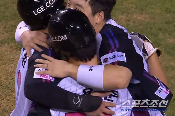 연장 10회말 끝내기 득점을 한 손용준을 오지환과 김현수가 함께 안아주고 있다. TVING 중계화면 캡쳐