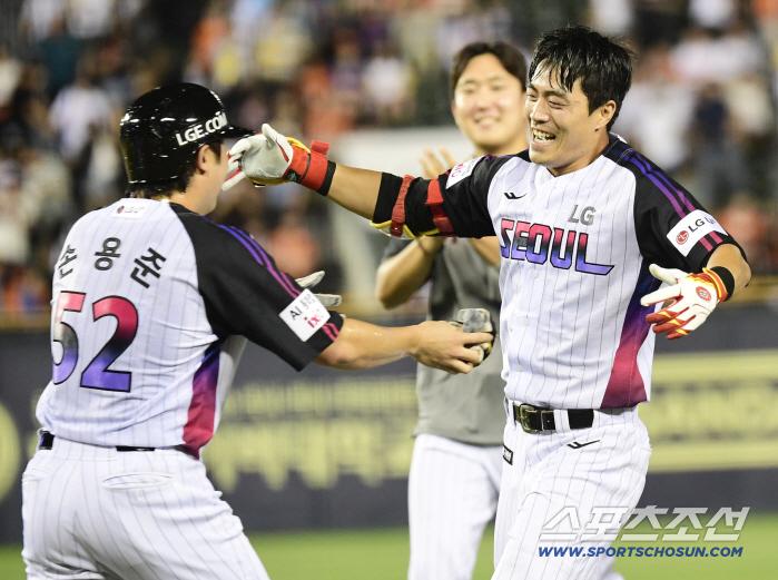 8일 잠실야구장에서 열린 LG와 한화의 경기. 10회말 1사 만루 LG 천성호가 끝내기 안타를 날렸다. 손용준과 함께 기뻐하는 천성호. 잠실=송정헌 기자songs@sportschosun.com/2025.08.08/