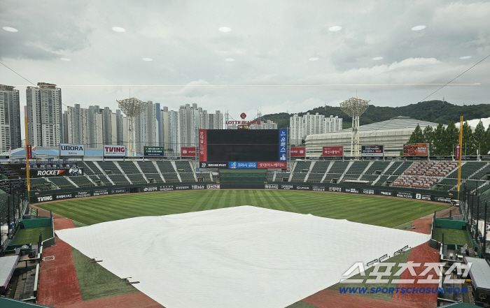 비가 내리기 시작한 사직구장. 김영록 기자