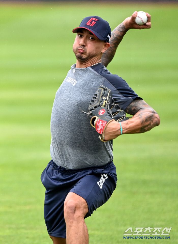 9일 부산 사직야구장에서 열릴 예정이던 SSG와 롯데의 경기가 우천취소된 가운데 롯데의 새 외인투수 벨라스케즈가 캐치볼을 하고 있다. 부산=허상욱 기자wook@sportschosun.com/2025.08.09/
