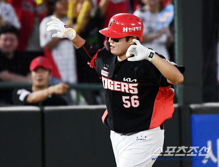25일 부산 사직구장에서 열린 KIA와 롯데의 경기. 5회초 2사 1루 오선우가 투런포를 친 후 환호하고 있다. 부산=정재근 기자 cjg@sportschosun.com/2025.7.25/