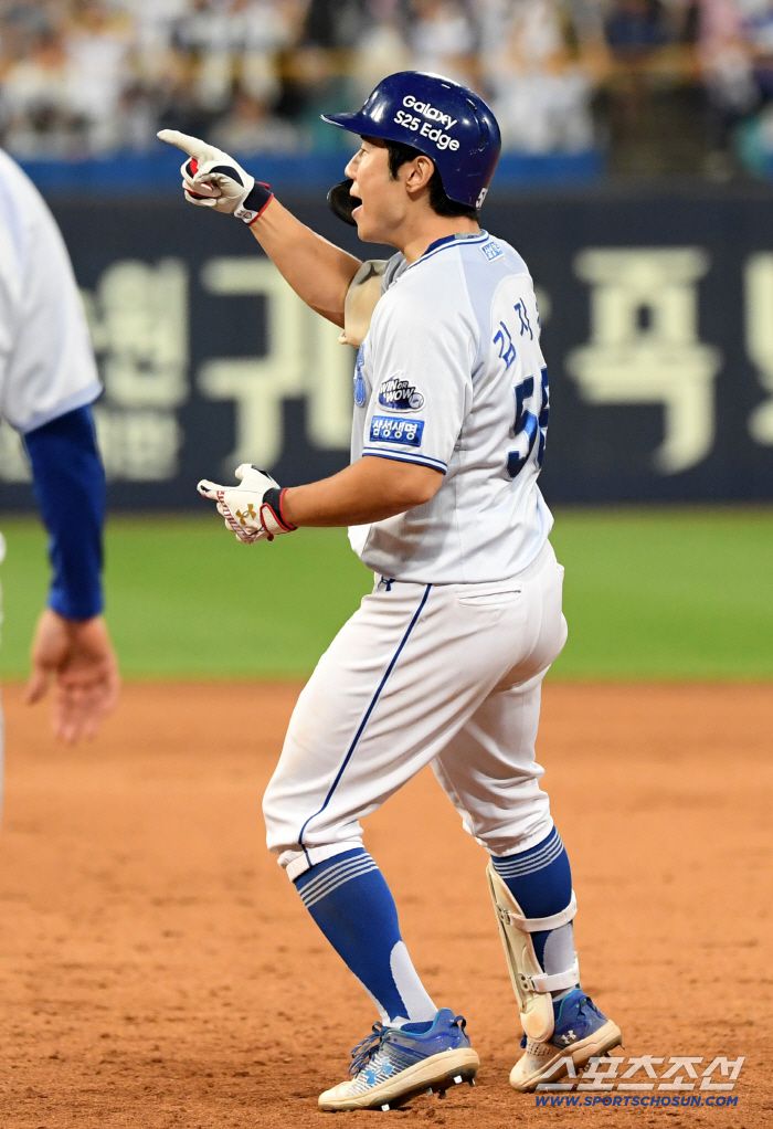 5일 대구 라이온즈파크에서 열린 삼성 라이온즈와 LG 트윈스의 경기. 8회말 2사 만루 삼성 김지찬이 역전 적시타를 날린 뒤 환호하고 있다. 대구=박재만 기자 pjm@sportschosun.com/2025.07.05/