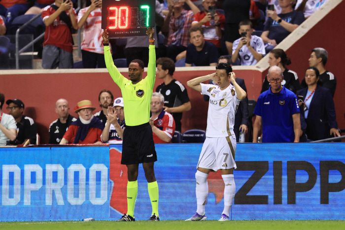 BRIDGEVIEW, ILLINOIS - AUGUST 09: Son Heung-Min #7 of Los Angeles FC waits to enter the pitch during the MLS match between Chicago Fire FC and Los Angeles Football Club at SeatGeek Stadium on August 09, 2025 in Bridgeview, Illinois.   Geoff Stellfox/Getty Images/AFP (Photo by Geoff Stellfox / GETTY IMAGES NORTH AMERICA / Getty Images via AFP)        <저작권자(c) 연합뉴스, 무단 전재-재배포, AI 학습 및 활용 금지>