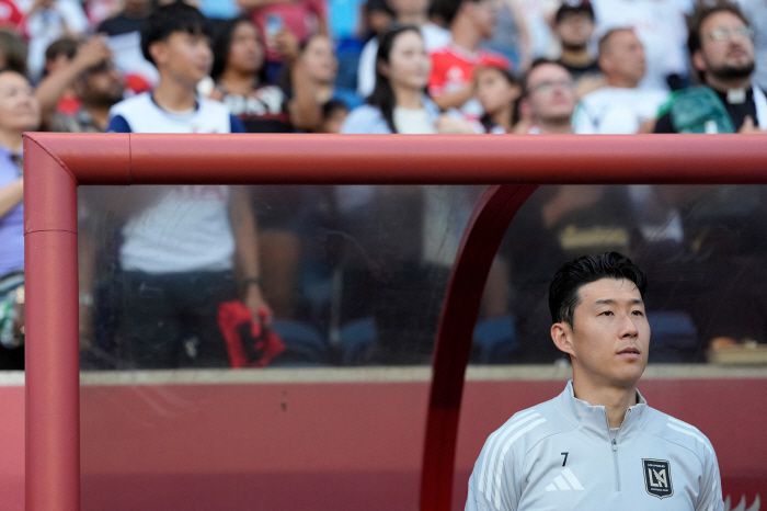 BRIDGEVIEW, ILLINOIS - AUGUST 09: Son Heung-Min #7 of Los Angeles FC looks on during the MLS match between Chicago Fire FC and Los Angeles Football Club at SeatGeek Stadium on August 09, 2025 in Bridgeview, Illinois.   Patrick McDermott/Getty Images/AFP (Photo by Patrick McDermott / GETTY IMAGES NORTH AMERICA / Getty Images via AFP)        <저작권자(c) 연합뉴스, 무단 전재-재배포, AI 학습 및 활용 금지>