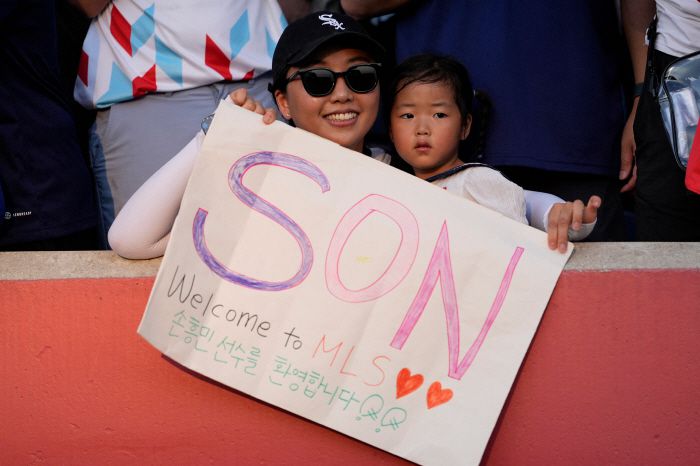 BRIDGEVIEW, ILLINOIS - AUGUST 09: Fans hold a sign for Son Heung-Min #7 of Los Angeles FC prior to the MLS match between Chicago Fire FC and Los Angeles Football Club at SeatGeek Stadium on August 09, 2025 in Bridgeview, Illinois.   Patrick McDermott/Getty Images/AFP (Photo by Patrick McDermott / GETTY IMAGES NORTH AMERICA / Getty Images via AFP)        <저작권자(c) 연합뉴스, 무단 전재-재배포, AI 학습 및 활용 금지>