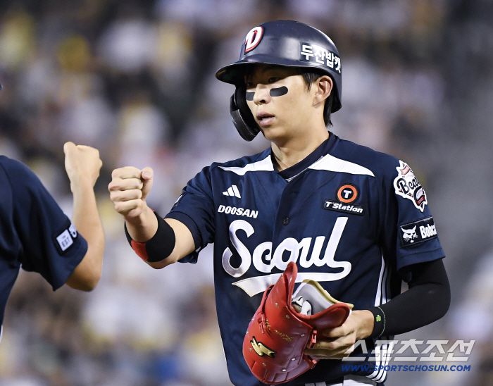7일 서울 잠실구장에서 열린 두산-LG전. 6회초 무사 1, 2루 김민석이 내야 안타를 친 후 기뻐하고 있다.  잠실=정재근 기자 cjg@sportschosun.com/2025.8.7/