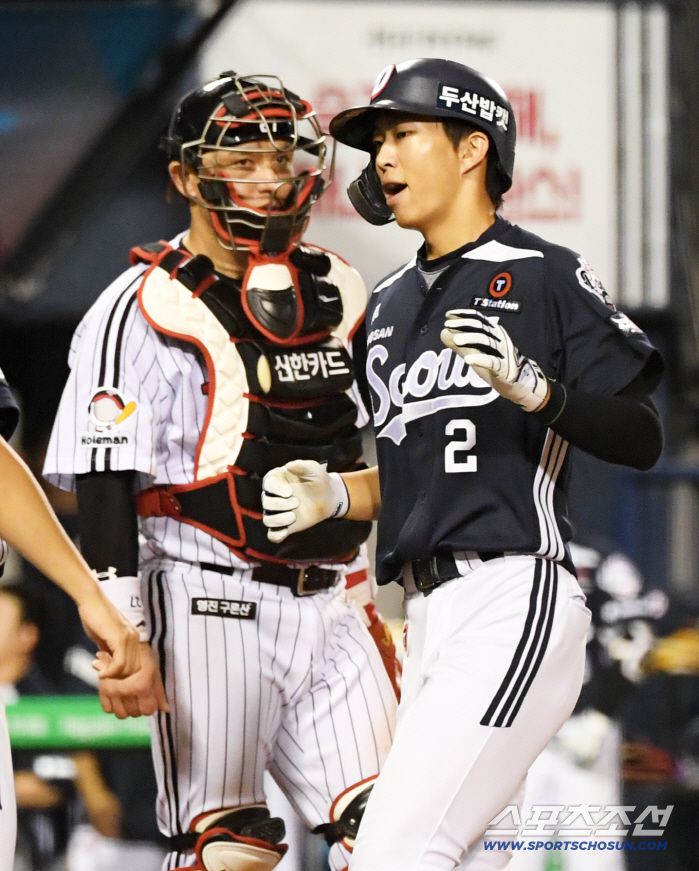 6일 잠실구장에서 열린 LG 트윈스와 두산 베어스의 경기. 8회초 2사 1루 두산 김민석이 역전 투런포를 날린 뒤 환호하고 있다. 잠실=박재만 기자 pjm@sportschosun.com/2025.08.06/