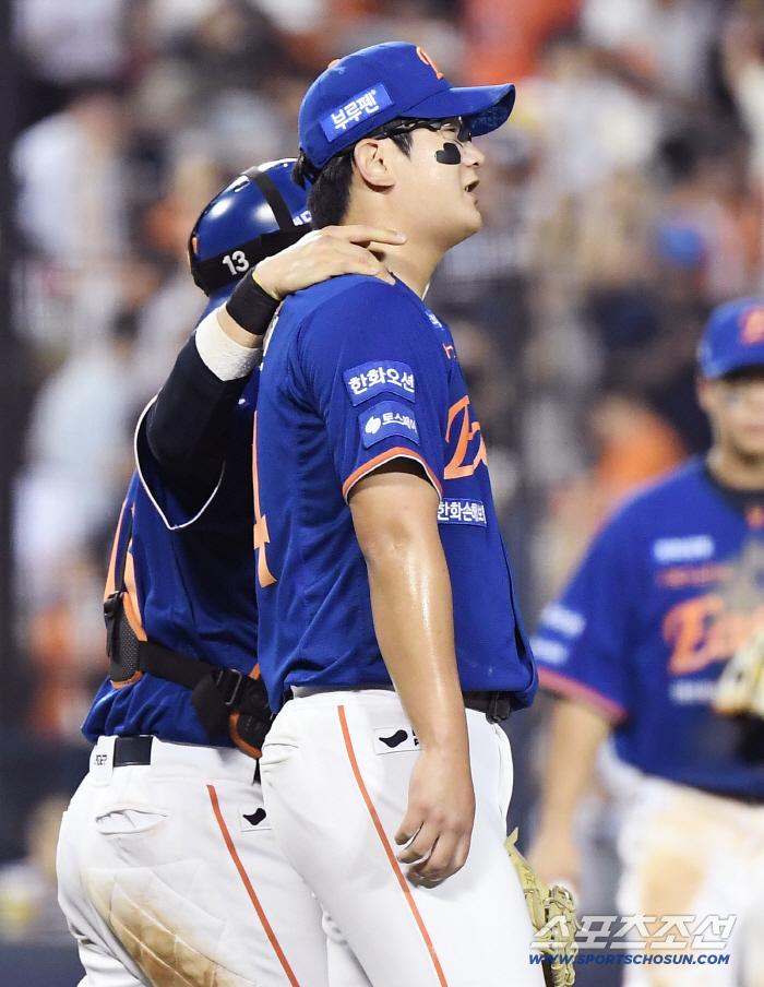 10일 서울 잠실구장에서 열린 한화-LG전. 한화가 5대4로 승리했다. 최재훈 포수가 김서현을 격려하고 있다. 잠실=정재근 기자 cjg@sportschosun.com/2025.8.10/