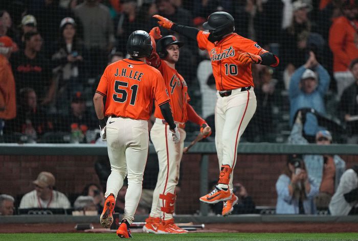 SAN FRANCISCO, CALIFORNIA - AUGUST 08: Casey Schmitt #10, Patrick Bailey #14 and Jung Hoo Lee #51 of the San Francisco Giants celebrates after Schmitt hit a two-run home run against the Washington Nationals in the bottom of the six inning at Oracle Park on August 08, 2025 in San Francisco, California.   Thearon W. Henderson/Getty Images/AFP (Photo by Thearon W. Henderson / GETTY IMAGES NORTH AMERICA / Getty Images via AFP)연합뉴스