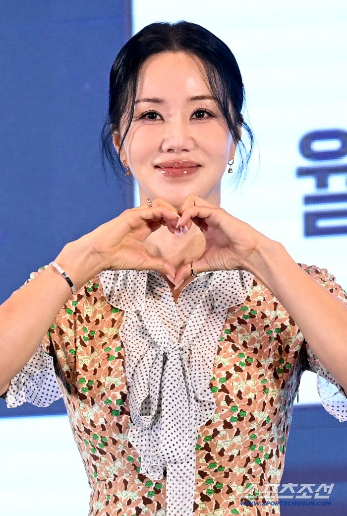 12일 더 세인트에서 열린 지니 TV 오리지널 드라마 '금쪽같은 내 스타'의 제작발표회, 엄정화가 포토타임을 갖고 있다. 허상욱 기자wook@sportschosun.com/2025.08.12/