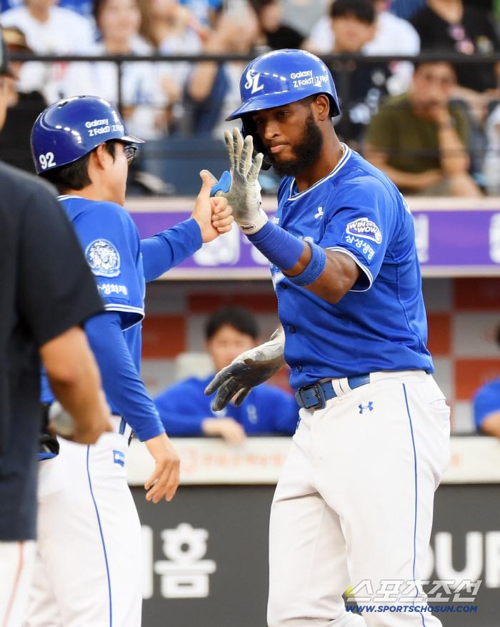 29일 대전 한화생명볼파크에서 열린 한화 이글스와 삼성 라이온즈의 경기. 1회초 2사 삼성 디아즈가 솔로포를 날린 뒤 환호하고 있다. 대전=박재만 기자 pjm@sportschosun.com/2025.07.29/