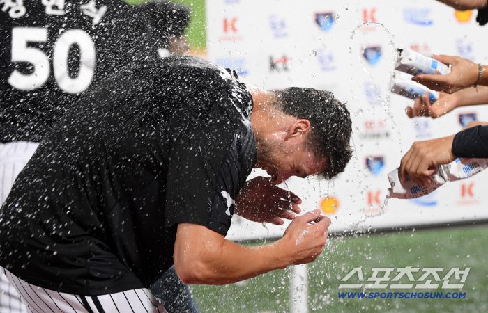 7이닝 무실점 완벽한 데뷔전을 치른 톨허스트가 물세례를 받고 있다. 수원=박재만 기자 pjm@sportschosun.com