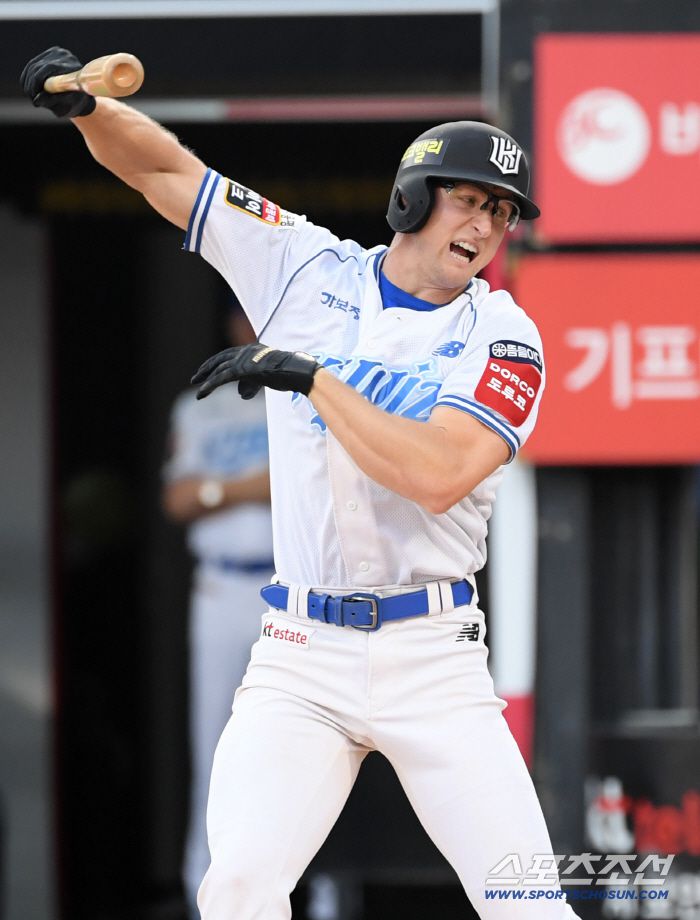 KT 선두타자 스트븐슨이 LG 선발 톨허스트 직구에 헛스윙 삼진을 당한 장면.