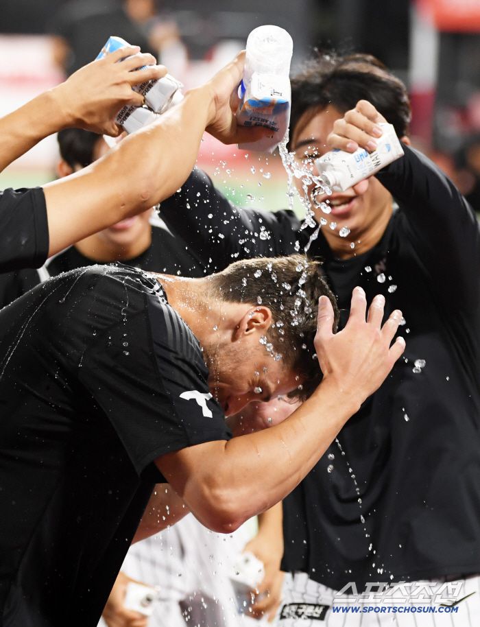 격하게 새 식구 톨허스트를 반긴 쌍둥이네 동료들.