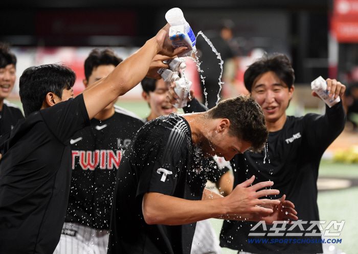 데뷔전 승리까지 거둔 톨허스트는 시원한 물세례와 함께 잊지 못할 하루를 마무리했다.