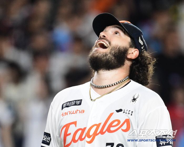 12일 대전 한화생명 볼파크에서 열린 한화 이글스와 롯데 자이언츠의 경기. 한화 선발 폰세가 7이닝 무실점 호투를 펼쳤다. 7회 투구를 마치고 마운드를 내려오는 폰세. 대전=송정헌 기자songs@sportschosun.com/2025.08.12/