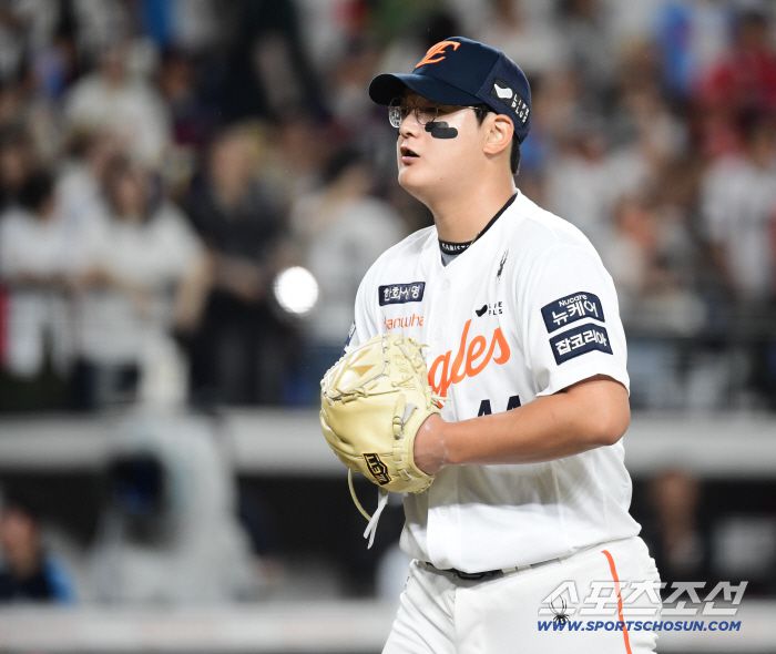 12일 대전 한화생명 볼파크에서 열린 한화 이글스와 롯데 자이언츠의 경기. 8회초 2사 만루 실점 위기를 넘긴 후 마운드를 내려오는 한화 김서현. 대전=송정헌 기자songs@sportschosun.com/2025.08.12/