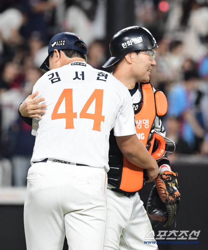 12일 대전 한화생명 볼파크에서 열린 한화 이글스와 롯데 자이언츠의 경기. 한화가 롯데에 2대 0으로 승리했다. 경기 종료 후 이재원과 하이파이브를 나누고 있는 김서현. 대전=송정헌 기자songs@sportschosun.com/2025.08.12/