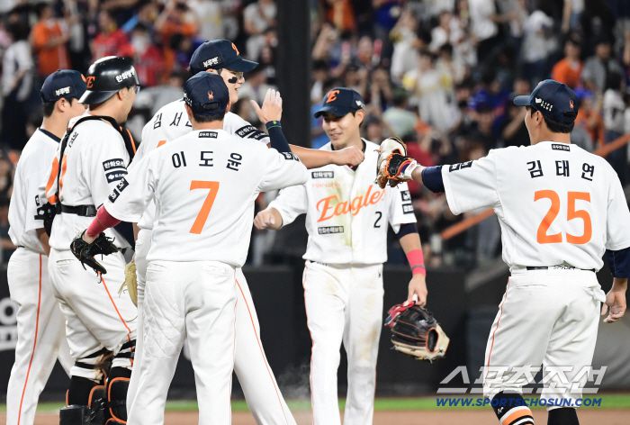 12일 대전 한화생명 볼파크에서 열린 한화 이글스와 롯데 자이언츠의 경기. 한화가 롯데에 2대 0으로 승리했다. 경기 종료 후 동료들과 승리의 기쁨을 나누고 있는 김서현. 대전=송정헌 기자songs@sportschosun.com/2025.08.12/