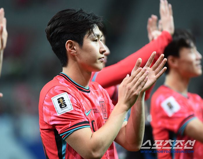 10일 서울월드컵경기장에서 열린 대한민국과 쿠웨이트의 2026년 북중미월드컵 아시아 3차예선 B조 최종전. 대한민국이 4대0 승리를 거둔 후 열린 월드컵 진출 축하행사에서 이강인이 팬들에게 인사하고 있다. 상암=정재근 기자 cjg@sportschosun.com/2025.6.10/