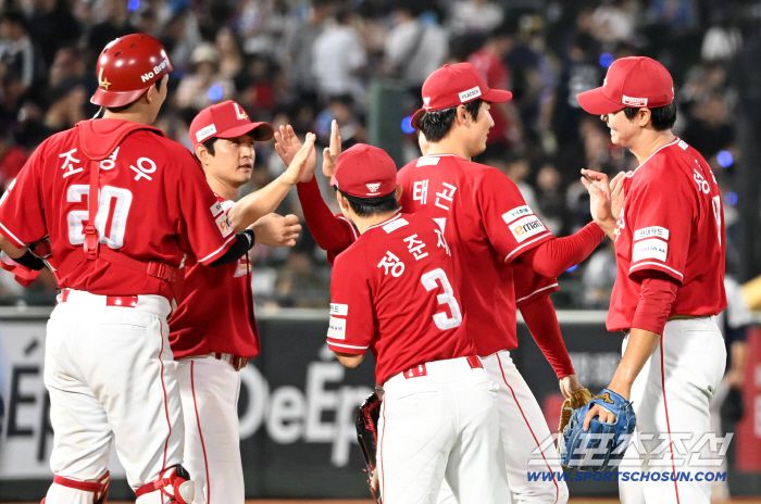 10일 부산 사직야구장에서 열린 SSG와 롯데의 경기, SSG가 10대1로 승리했다. 승리의 기쁨을 나누는 SSG 선수들의 모습. 부산=허상욱 기자wook@sportschosun.com/2025.08.10/
