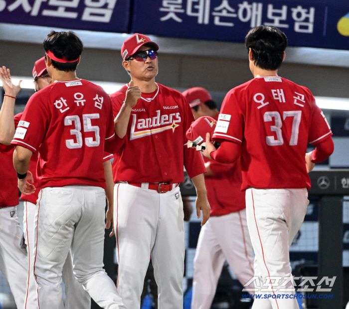 10일 부산 사직야구장에서 열린 SSG와 롯데의 경기, SSG가 10대1로 승리했다. 승리의 기쁨을 나누는 이숭용 감독과 선수들의 모습. 부산=허상욱 기자wook@sportschosun.com/2025.08.10/