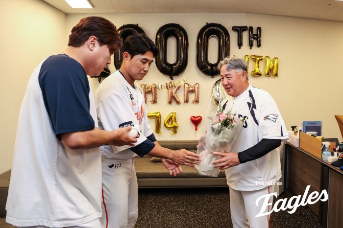 김경문 한화 감독의 1000승을 축하하며 선물을 전달하는 류현진과 채은성. 사진제공=한화 이글스