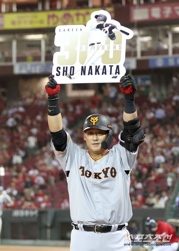 나카타는 요미우리 소속이던 2023년 통산 300홈런을 기록했다. 2021년 8월 니혼햄에서 요미우리로 이적한 나카타는 2023년 시즌이 끝나고 주니치로 옮겼다. 사진캡처=요미우리 자이언츠 SNS