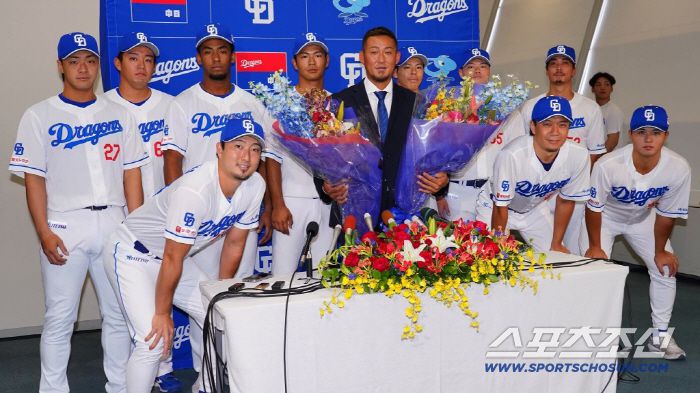 15일 은퇴 기자회견을 연 나카타. 그는 자신의 SNS에 '팬들에게 정말 감사드린다. 시즌 마지막까지 최선을 다하겠다'고 올렸다. 팀 동료들과 함께 자리했다. 사진캡처=주니치 드래곤즈 SNS