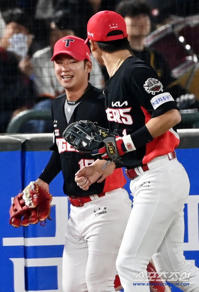 9일 부산 사직야구장에서 열린 KIA와 롯데의 경기, 8회말 2사 1,2루 KIA 좌익수 박정우가 롯데 나승엽의 타구를 잡아내 이닝을 끝낸 뒤 미소짓고 있다. 부산=허상욱 기자wook@sportschosun.com/2025.04.09/