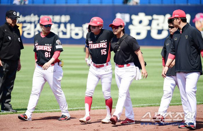 25일 대구 삼성라이온즈파크에서 열린 KBO리그 삼성과 KIA의 경기. 3회 내야땅볼 타구 후 1루를 향해 달리던 박정우가 햄스트링 부상을 당했다. 그라운드를 나서는 박정우. 대구=송정헌 기자songs@sportschosun.com/2025.05.25/