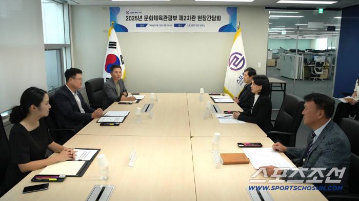 김대현 문화체육관광부 제2차관(왼편 가운데)이 25일 스포츠윤리센터를 방문해 현장 간담회를 통해 의견을 청취하고 현안을 파악하고 있다.  사진제공=문화체육관광부